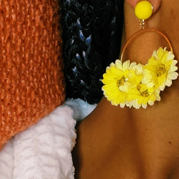 Yellow Daisy Flower Earrings - Picture 2 of 2